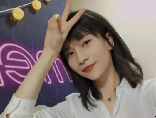 娱乐吃瓜酱视频开头捂脸的女生